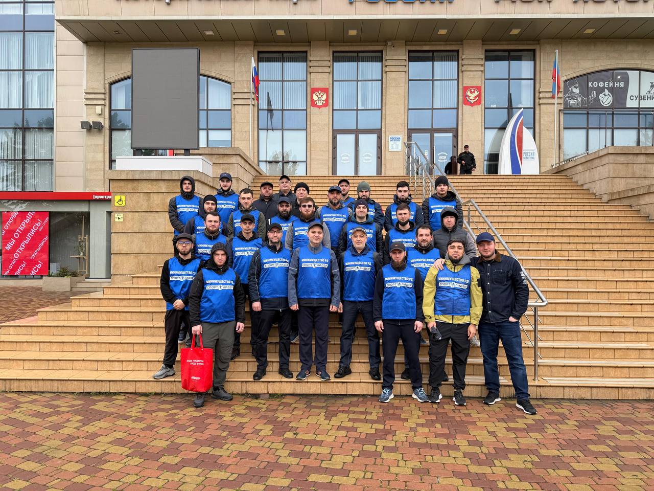 Команда Минимущества приняла участие в общереспубликанском субботнике